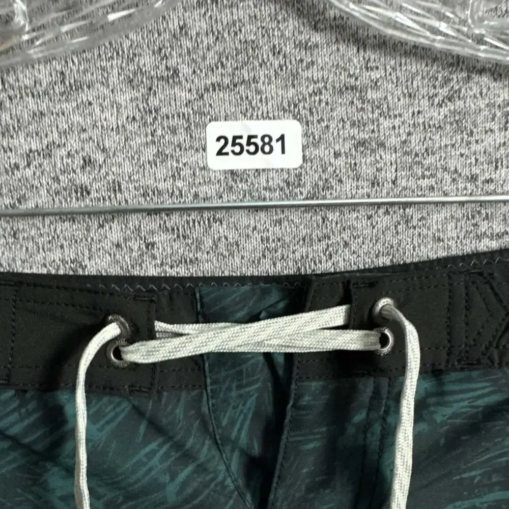 Vuori Men's Size 30 Black Green Polyester Cruise Boardshorts Summer Vacation 7